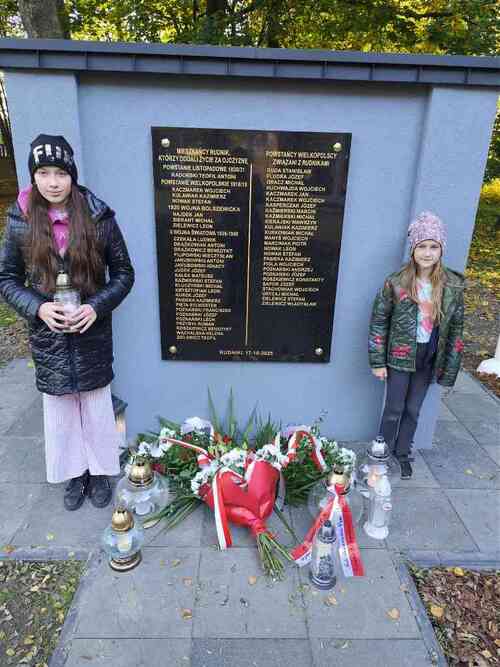 Rudniki tablica, na której wyryto imiona i nazwiska uczestników powstania listopadowego, powstania wielkopolskiego, wojny polsko-bolszewickiej i II wojny światowej, fot. Szkoła Podstawowa im. Andrzeja i Władysława Niegolewskich w Rudnikach.