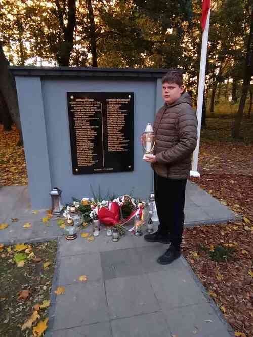Rudniki tablica, na której wyryto imiona i nazwiska uczestników powstania listopadowego, powstania wielkopolskiego, wojny polsko-bolszewickiej i II wojny światowej, fot. Szkoła Podstawowa im. Andrzeja i Władysława Niegolewskich w Rudnikach.