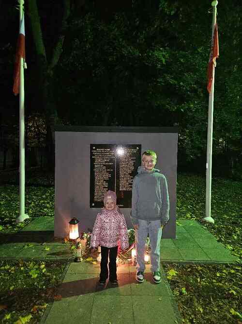 Rudniki tablica, na której wyryto imiona i nazwiska uczestników powstania listopadowego, powstania wielkopolskiego, wojny polsko-bolszewickiej i II wojny światowej, fot. Szkoła Podstawowa im. Andrzeja i Władysława Niegolewskich w Rudnikach.