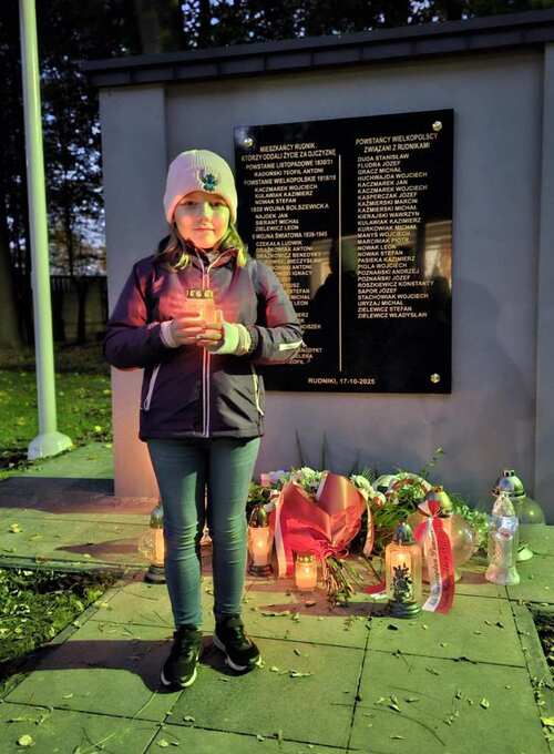 Rudniki tablica, na której wyryto imiona i nazwiska uczestników powstania listopadowego, powstania wielkopolskiego, wojny polsko-bolszewickiej i II wojny światowej, fot. Szkoła Podstawowa im. Andrzeja i Władysława Niegolewskich w Rudnikach.