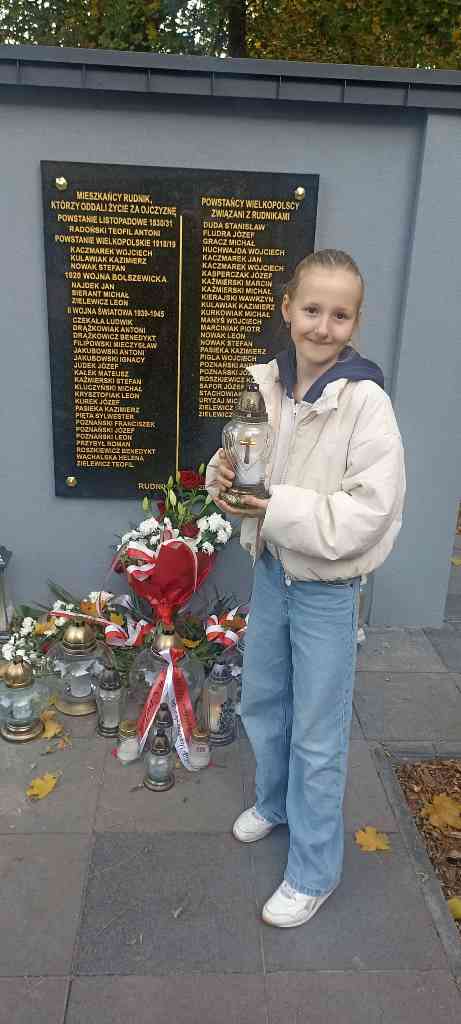 Rudniki tablica, na której wyryto imiona i nazwiska uczestników powstania listopadowego, powstania wielkopolskiego, wojny polsko-bolszewickiej i II wojny światowej, fot. Szkoła Podstawowa im. Andrzeja i Władysława Niegolewskich w Rudnikach.