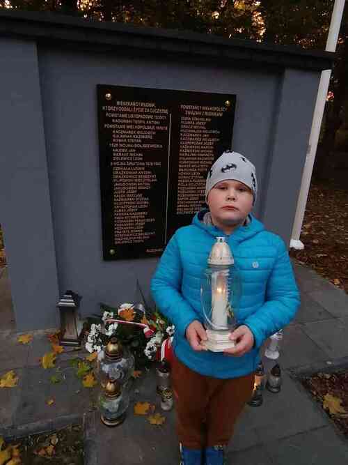 Rudniki tablica, na której wyryto imiona i nazwiska uczestników powstania listopadowego, powstania wielkopolskiego, wojny polsko-bolszewickiej i II wojny światowej, fot. Szkoła Podstawowa im. Andrzeja i Władysława Niegolewskich w Rudnikach.