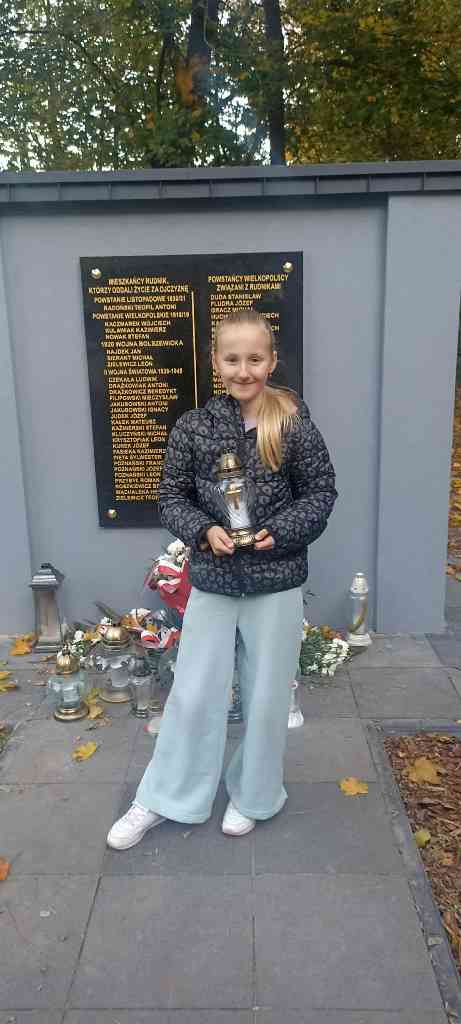 Rudniki tablica, na której wyryto imiona i nazwiska uczestników powstania listopadowego, powstania wielkopolskiego, wojny polsko-bolszewickiej i II wojny światowej, fot. Szkoła Podstawowa im. Andrzeja i Władysława Niegolewskich w Rudnikach.