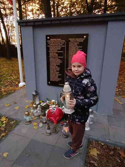 Rudniki tablica, na której wyryto imiona i nazwiska uczestników powstania listopadowego, powstania wielkopolskiego, wojny polsko-bolszewickiej i II wojny światowej, fot. Szkoła Podstawowa im. Andrzeja i Władysława Niegolewskich w Rudnikach.