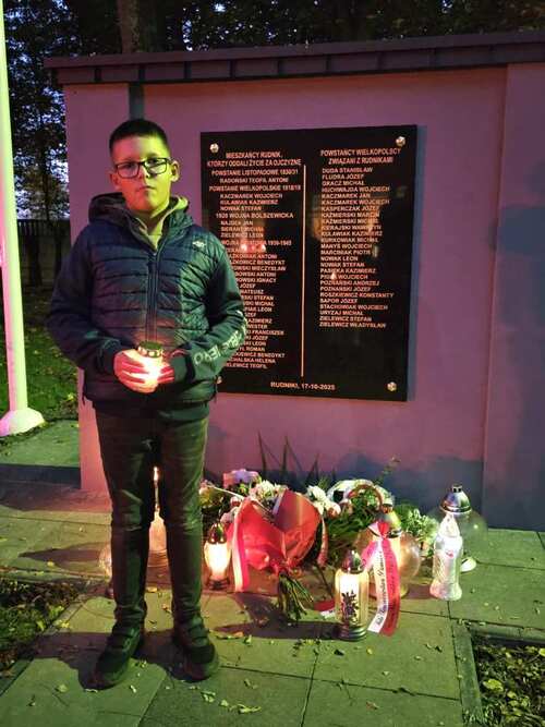 Rudniki tablica, na której wyryto imiona i nazwiska uczestników powstania listopadowego, powstania wielkopolskiego, wojny polsko-bolszewickiej i II wojny światowej, fot. Szkoła Podstawowa im. Andrzeja i Władysława Niegolewskich w Rudnikach.