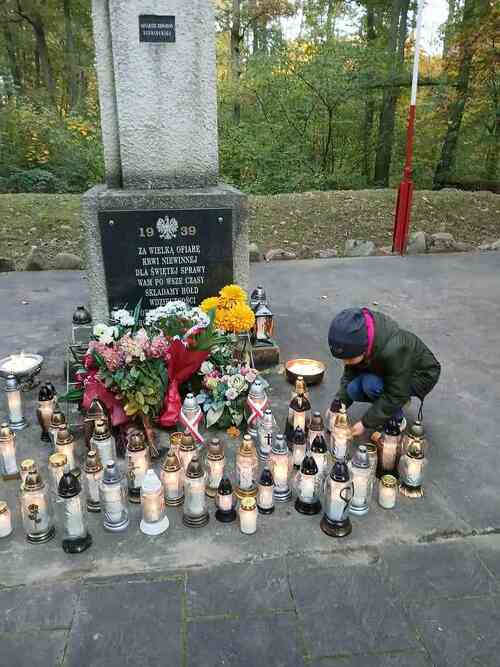 Pomnik Ofiar II Wojny Światowej w Lesie Bytyńskim w pobliżu wsi Grzebienisko (pow. szamotulski), fot. Szkoła Podstawowa im. Andrzeja i Władysława Niegolewskich w Rudnikach.