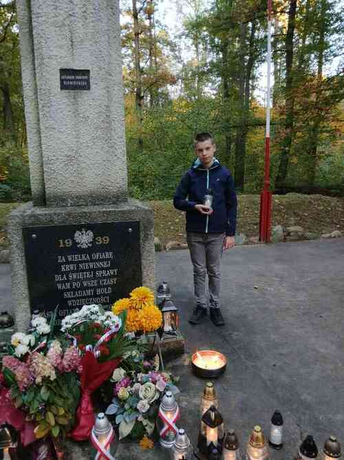 Pomnik Ofiar II Wojny Światowej w Lesie Bytyńskim w pobliżu wsi Grzebienisko (pow. szamotulski), fot. Szkoła Podstawowa im. Andrzeja i Władysława Niegolewskich w Rudnikach.