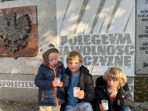 Obelisk poświęcony pamięci poległych - Pomnik Wdzięczności, Grodzisk Wielkopolski, fot. Szkoła Podstawowa im. Andrzeja i Władysława Niegolewskich w Rudnikach.
