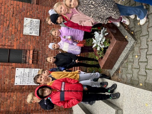 Tablice przy kościele p.w. św. Floriana w Zielonej Wsi, poświęcone zmarłym kapłanom z parafii, w tym ks. Janowi Pewniakowi (męczennikowi obozu w Dachau), ks. Antoniemu Łukowiakowi (męczennikowi obozu w Gross-Rosen) oraz ojcu Fortunatowi Hupie OFM poległemu pod Falaise, fot. Zespół Szkolno-Przedszkolny z Zielonej Wsi.