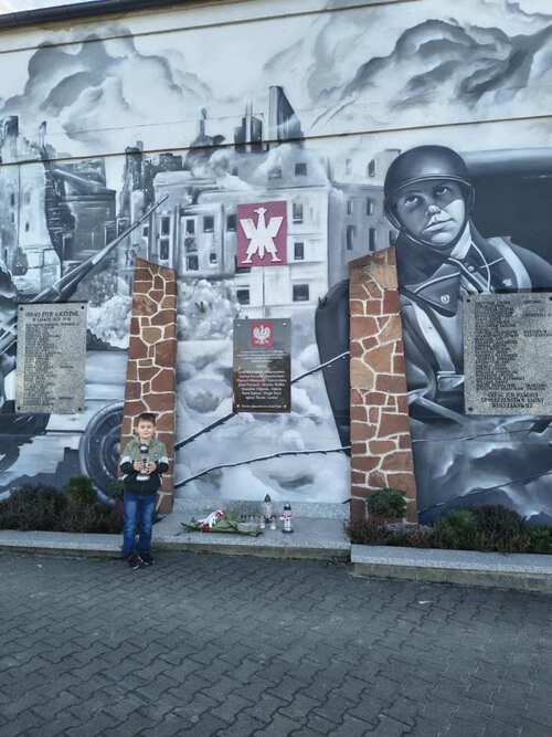 Dwie tablice pamiątkowe poświęcone 56 osobom, które oddały życie za Ojczyznę w latach 1939-1947, Włoszakowice, fot. Zespół Szkół im. Powstańców Wielkopolskich w Brennie.
