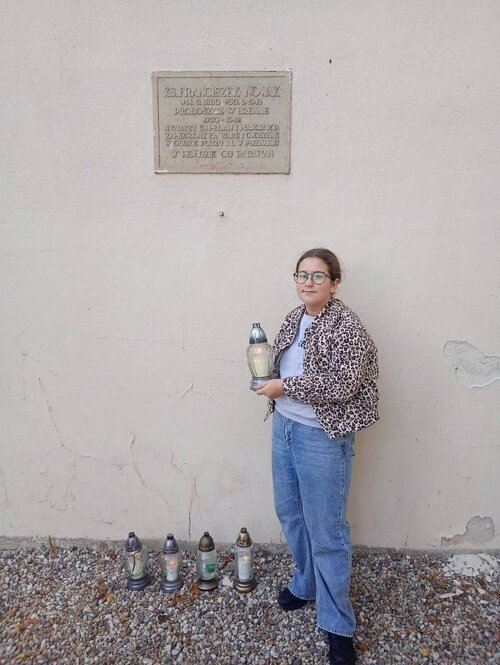 Tablica ks. proboszcza Franciszka Nowaka zamęczonego w Forcie VII - Brenno -  fot. Zespół Szkół im. Powstańców Wielkopolskich w Brennie.