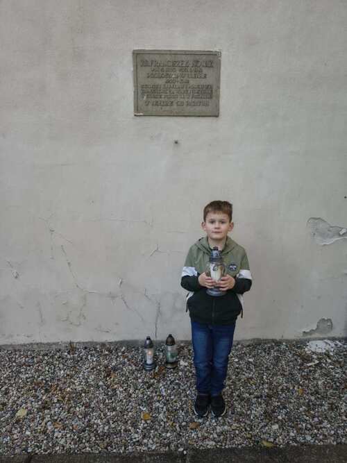 Tablica ks. proboszcza Franciszka Nowaka zamęczonego w Forcie VII - Brenno -  fot. Zespół Szkół im. Powstańców Wielkopolskich w Brennie.