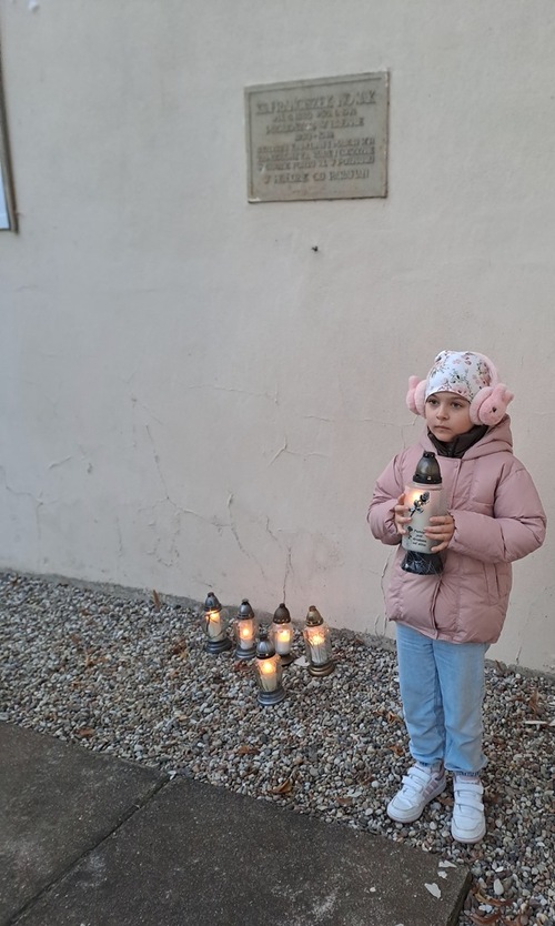 Tablica ks. proboszcza Franciszka Nowaka zamęczonego w Forcie VII - Brenno -  fot. Zespół Szkół im. Powstańców Wielkopolskich w Brennie.