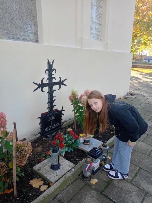 Tablica zmarłych, poległych i zamordowanych w czasie II wojny światowej parafian w Bukówcu Górnym, fot. Zespół Szkół im. Powstańców Wielkopolskich w Brennie.