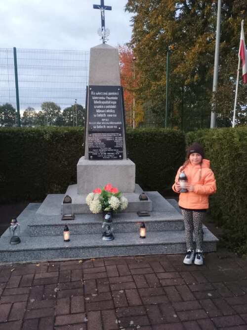 Pomnik 55 poległych i zamordowanych mieszkańców gminy Wijewo - Zespół Szkół im. Powstańców Wielkopolskich w Brennie.