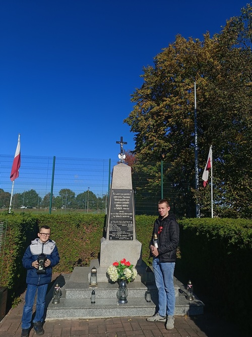 Pomnik 55 poległych i zamordowanych mieszkańców gminy Wijewo - Zespół Szkół im. Powstańców Wielkopolskich w Brennie.