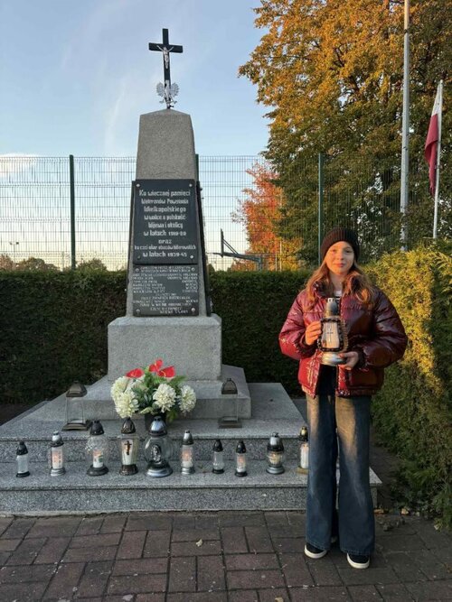 Pomnik 55 poległych i zamordowanych mieszkańców gminy Wijewo - Zespół Szkół im. Powstańców Wielkopolskich w Brennie.