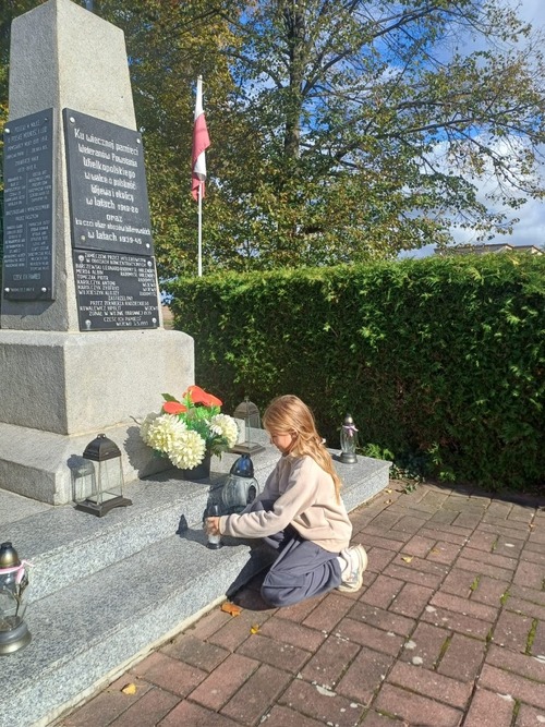 Pomnik 55 poległych i zamordowanych mieszkańców gminy Wijewo - Zespół Szkół im. Powstańców Wielkopolskich w Brennie.