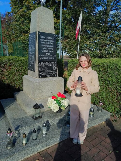 Pomnik 55 poległych i zamordowanych mieszkańców gminy Wijewo - Zespół Szkół im. Powstańców Wielkopolskich w Brennie.