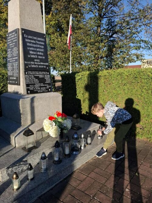 Pomnik 55 poległych i zamordowanych mieszkańców gminy Wijewo - Zespół Szkół im. Powstańców Wielkopolskich w Brennie.