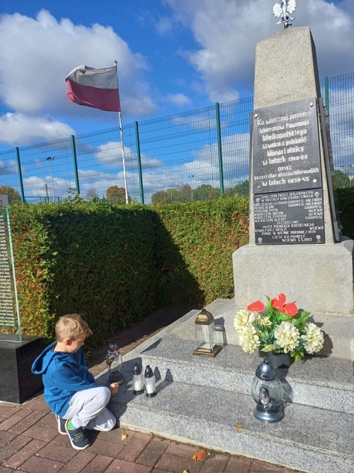 Pomnik 55 poległych i zamordowanych mieszkańców gminy Wijewo - Zespół Szkół im. Powstańców Wielkopolskich w Brennie.