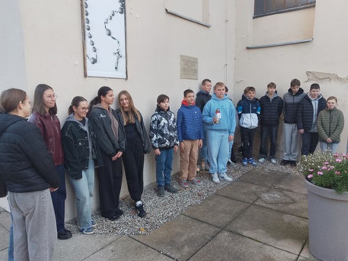 Tablica ks. proboszcza Franciszka Nowaka zamęczonego w Forcie VII , Brenno, fot. Zespół Szkół im. Powstańców Wielkopolskich w Brennie.