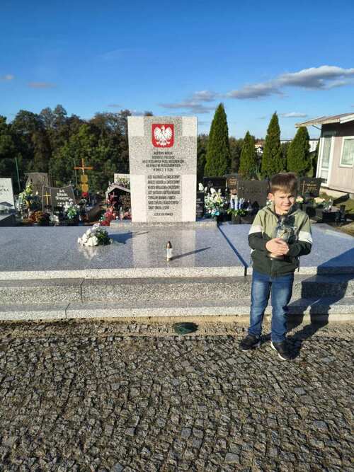 Pomnik na mogile 7 zamordowanych 21 października 1939 roku Polaków, Włoszakowice, fot. Zespół Szkół im. Powstańców Wielkopolskich w Brennie.