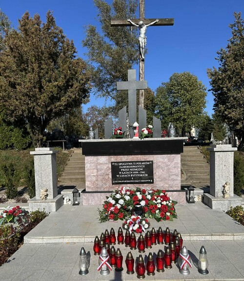 Zbiorowa Mogiła Ofiar II Wojny Światowej, zamordowanych  w latach 1939 - 1941, cmentarz w Kaźmierzu; powiat szamotulski, fot. Renata Antkowiak.