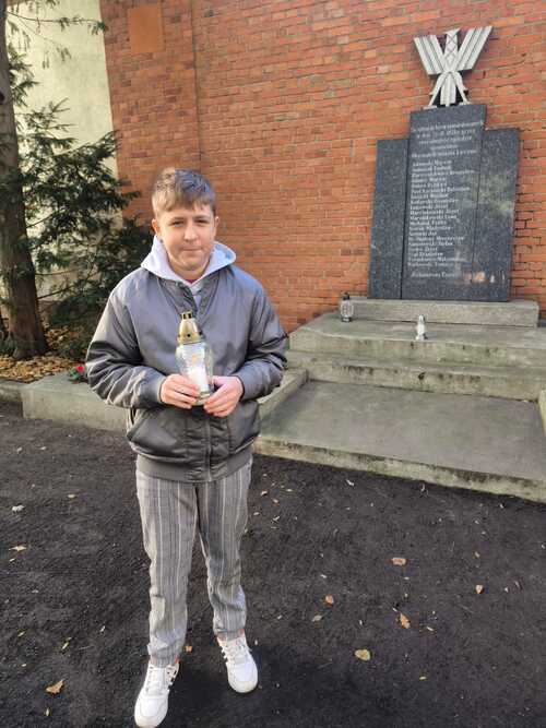 Tablica upamiętniająca 20 obywateli Leszna rozstrzelanych przez Niemców 21 października 1939 r., Leszno, fot. Magdalena Szymanek.