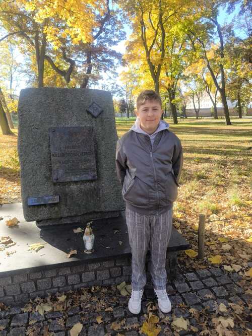 Pomnik (głaz) w hołdzie Polakom ofiarom hitlerowskich represji w latach 1939-1945, Leszno, fot. Magdalena Szymanek.