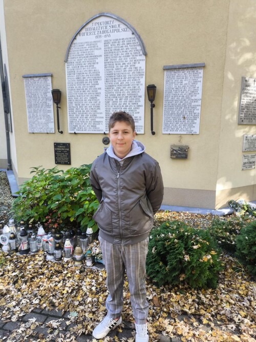 Tablice upamiętniające poległych i zamordowanych lesznian znajdujące się na ścianie kaplicy cmentarnej, cmentarz w Lesznie, fot. Magdalena Szymanek.