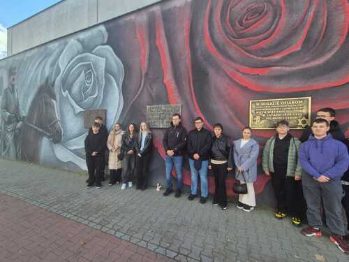 Tablica na murze Zakładu Karnego w Rawiczu upamiętniającą ofiary – Polaków i Żydów – pomordowanych i zamęczonych w rawickim więzieniu w latach 1939 – 1945, fot. Monika Rybacka-Grześkowiak.