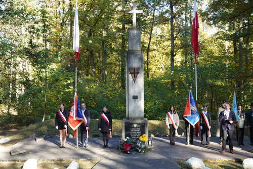 Pomnik Ofiar II Wojny Światowej w Lesie Bytyńskim w pobliżu wsi Grzebienisko (pow. szamotulski), fot. Olga Kaczmarek.
