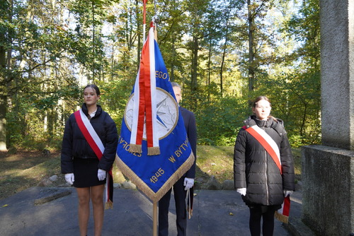 Pomnik Ofiar II Wojny Światowej w Lesie Bytyńskim w pobliżu wsi Grzebienisko (pow. szamotulski), fot. Olga Kaczmarek.