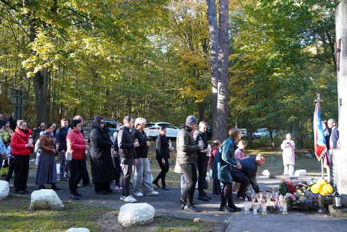 Pomnik Ofiar II Wojny Światowej w Lesie Bytyńskim w pobliżu wsi Grzebienisko (pow. szamotulski), fot. Olga Kaczmarek.