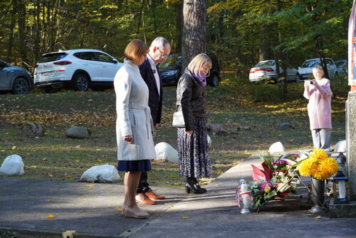 Pomnik Ofiar II Wojny Światowej w Lesie Bytyńskim w pobliżu wsi Grzebienisko (pow. szamotulski), fot. Olga Kaczmarek.