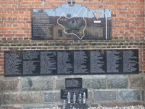 Ściana pamięci ofiar zamordowanych w niemieckich więzieniach i obozach koncentracyjnych przy kościele NSPJ w Turku, fot. Monika Grzelczak.