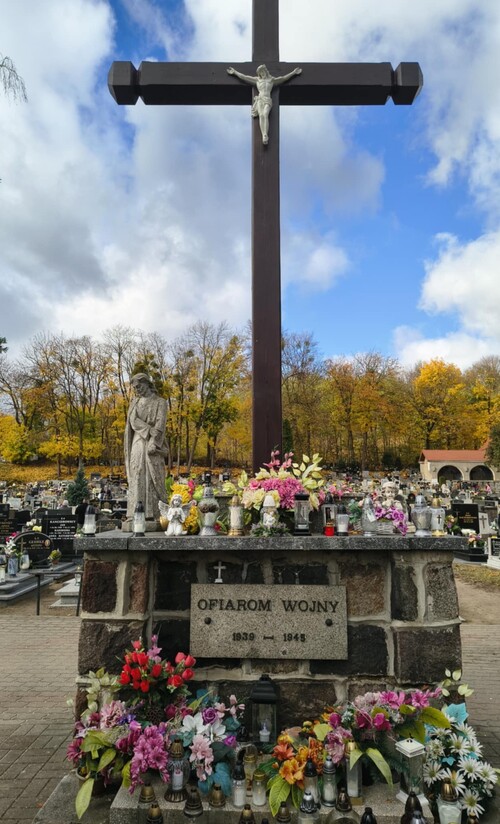 Pomnik upamiętniający ofiary wojny - Cmentarz w Nowym Mieście Lubawskim, fot. Zespół Szkół Zawodowych w Kurzętniku.