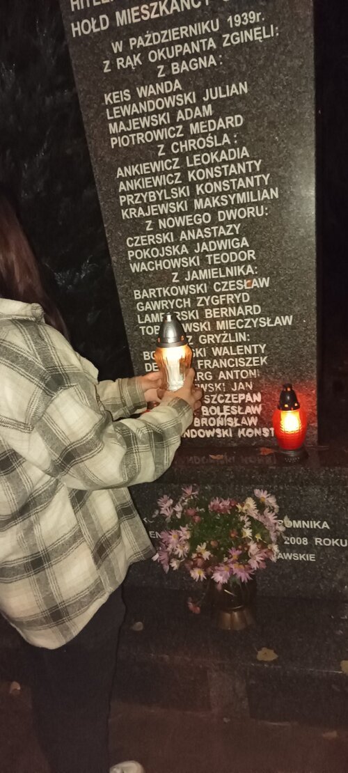 Pomnik pamięci pomordowanych z miejscowości Bagno, fot. Zespół Szkół Zawodowych w Kurzętniku.