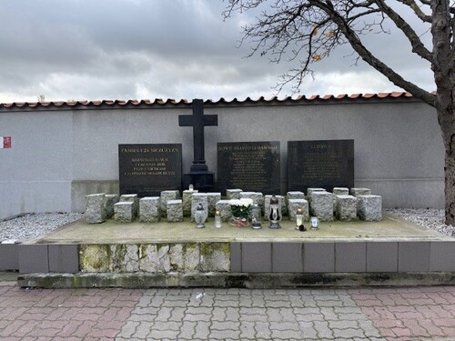 Pomnik upamiętniający rozstrzelanych Polaków 7 grudnia 1939 roku - Nowe Miasto Lubawskie, fot. Zespół Szkół Zawodowych w Kurzętniku.