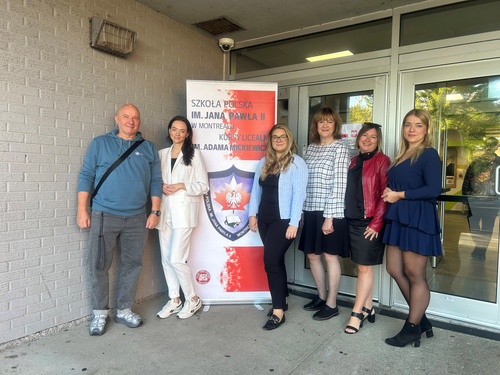 Delegacja Biura Przystanków Historia IPN w Szkole Polskiej im. Jana Pawła II w Montralu. Fot. IPN 