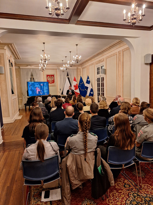 Wykład prof. Karola Sacewicza wraz z projekcją filmu Wiara 44 w Konsulacie RP w Montrealu. Fot. IPN