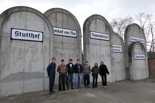 Grupa z łódzkich szkół średnich na Stacji Radegast