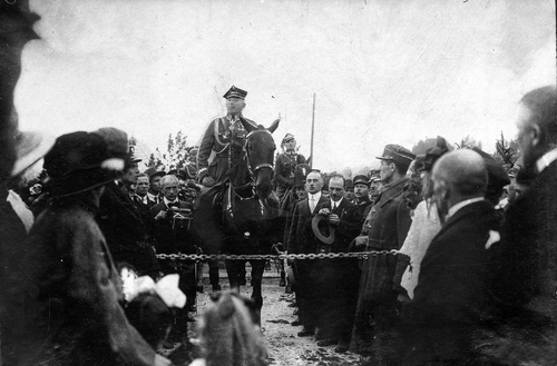 Generał Stanisław Szeptycki na moście granicznym w Szopienicach podczas uroczsytości wkroczenia Wojska Polskiego do KAtowic, 20 czerwca 1922 r., ze zbiorów Archiwum Archidiecezjalnego w Katowicach