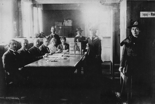 Lokal wyborczy w Katowicach podczas plebiscytu górnoślaskiego 20 marca 1921 r., ze zbiorów Archiwum Archidiecezjalnego w Katowicach
