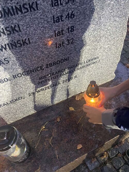 Pomnik upamiętniający ofiary cywilne – 12 mieszkańców wsi Zawadów i Zawały zamordowanych przez Niemców 6 września 1939 r., Kalisko Fot. Zespół Szkolno-Przedszkolny nr 9 w Bełchatowie