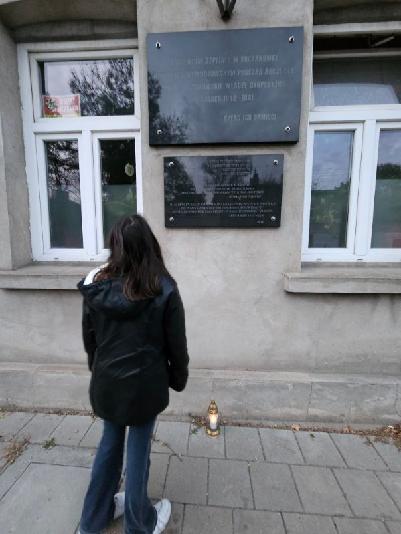 Tablica upamiętniająca pacjentów Szpitala dla Psychicznie i Nerwowo Chorych „Kochanówka” w Łodzi zamordowanych podczas akcji T4. Fot.  Małgorzata Sańczuk, Szkoła Podstawowa nr 33 w Łodzi