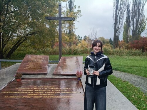 Pomnik upamiętniający Polaków zamordowanych podczas II wojny światowej, Kopiec w Radomsku, położony między ul. Kraszewskiego i Zgoda. Fot. Zuzanna Gorgoń, Publiczna Szkoła Podstawowa nr 4 w Radomsku