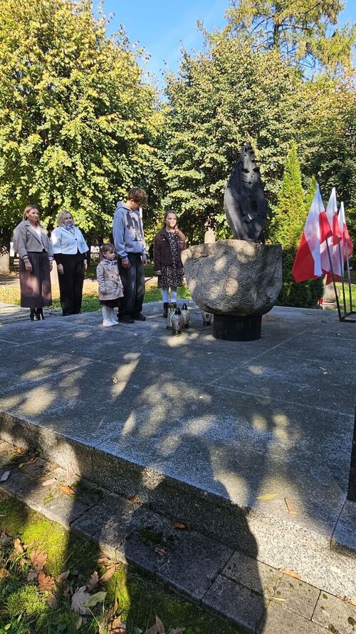Obelisk - W hołdzie poległym za Ojczyznę - upamiętniający ofiary z 3-4 września 1939 r., Park Pamięci w Złoczewie. Fot. Szkoła Podstawowa im. Bohaterów Września 1939 roku w Stolcu
