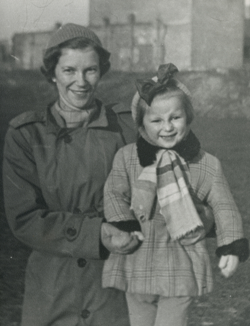 Uczestniczka powstania warszawskiego Barbara Kojer z d. Kulesza „Tosia” z córką Kingą w Warszawie na początku lat pięćdziesiątych. W latach osiemdziesiątych obie aktywnie działały w opozycji solidarnościowej. Fot. ze zbiorów Kingi Kamińskiej